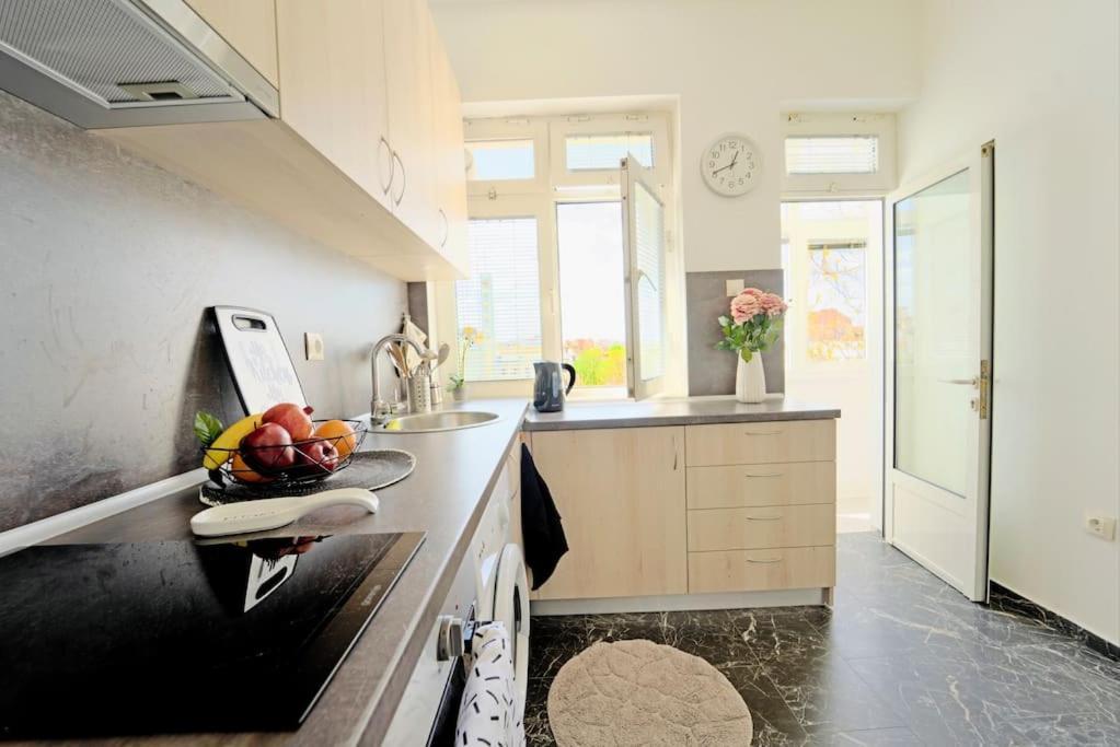 Cozy 1-Bedroom Flat In The Very Center Of София Екстериор снимка