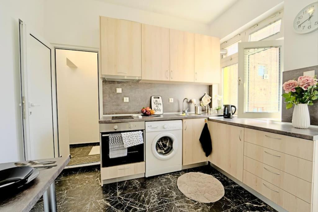 Cozy 1-Bedroom Flat In The Very Center Of София Екстериор снимка