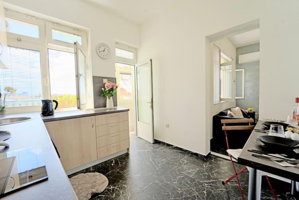Cozy 1-Bedroom Flat In The Very Center Of София Екстериор снимка