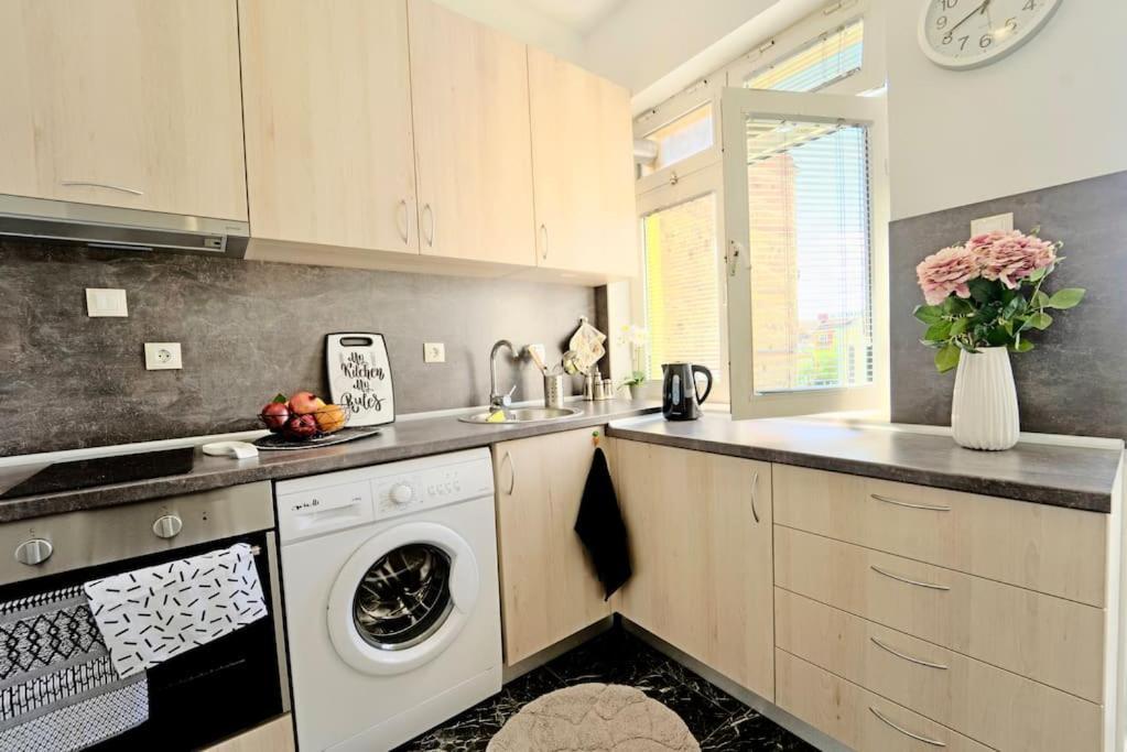 Cozy 1-Bedroom Flat In The Very Center Of София Екстериор снимка